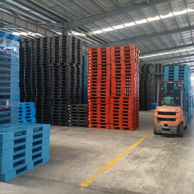 100% dziewiczy materiał Higieniczna paleta z tworzywa sztucznego 1100 * 1100 mm wzmocniona stalą o dużej wytrzymałości